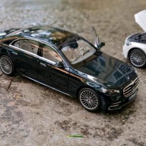 1/18 Norev 2021 Mercedes-Benz Mercedes S-Class S-Klasse W223 AMG Line (Green with White Interior) Live Car Model Karson Diecast