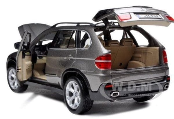 bmw-x5-grey-19-diecast-model-car_1_bd0e3b4abaac2e0b901c76bb204a6955_1__11869.1646063531.jpg
