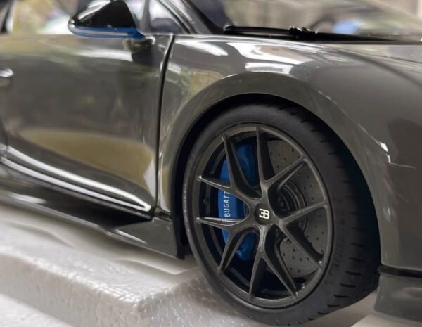 1-18 AUTOart 2017 Bugatti Chiron (Grey) detail 2